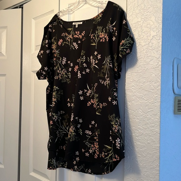 SPEED LIMIT MPH Tops - SPEED LIMIT MPH 1X BLACK FLORAL V NECK TOP